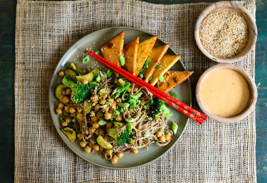 Sobanudeln mit Gemüse, Räuchertofu und Cashewsauce