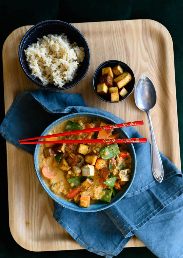 Süßkartoffel-Curry mit roten Linsen und Tahini